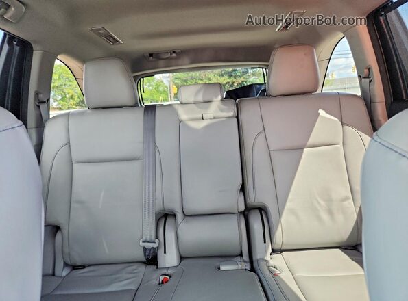 5TDJZRFH4JS857982 2018 TOYOTA HIGHLANDER Green Rear seats view