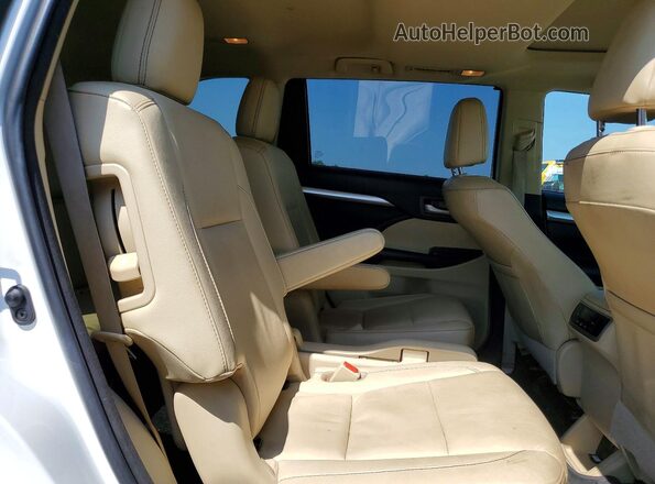 5TDJZRFHXJS911124 2018 TOYOTA HIGHLANDER White Widok wnętrza z tyłu