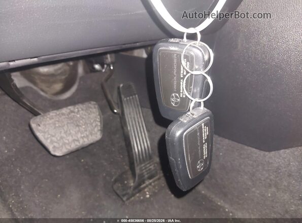 5TDKARAH1PS021476 2023 TOYOTA HIGHLANDER Синий Вид панели приборов