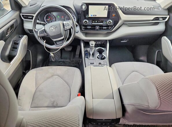 5TDKDRAH5PS019334 2023 TOYOTA HIGHLANDER Silver Widok deski rozdzielczej