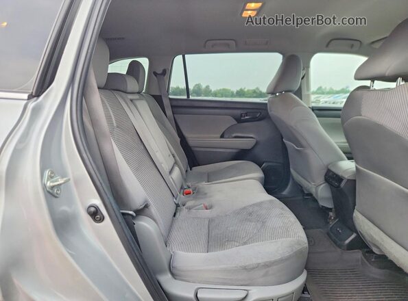 5TDKDRAH5PS019334 2023 TOYOTA HIGHLANDER Silver Widok wnętrza z tyłu