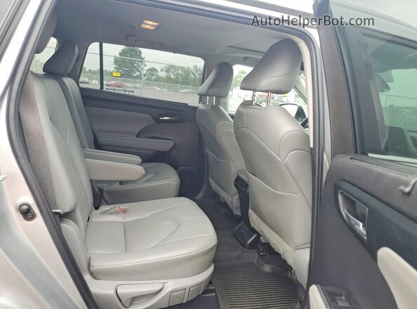 5TDKDRBH8PS012604 2023 TOYOTA HIGHLANDER Silver Вид задньої частини салону