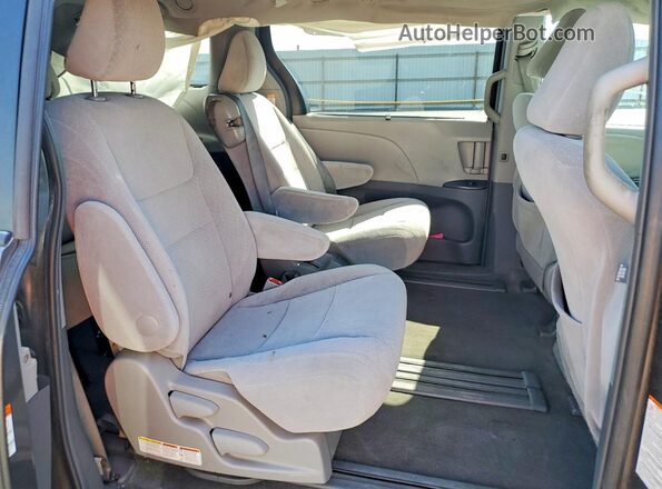 5TDKK3DC7GS752486 2016 TOYOTA SIENNA Gray Rear interior view