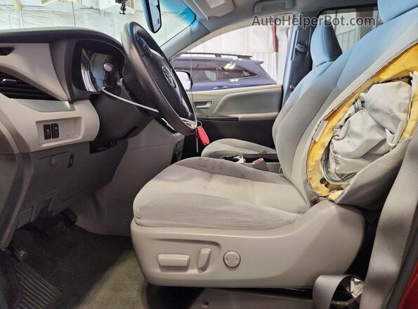 5TDKK3DCXGS751607 2016 TOYOTA SIENNA Темно-бордовый Вид салона спереди