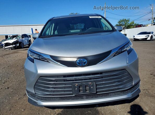 5TDKSKFC0MS030828 2021 TOYOTA SIENNA Серебряный Вид спереди