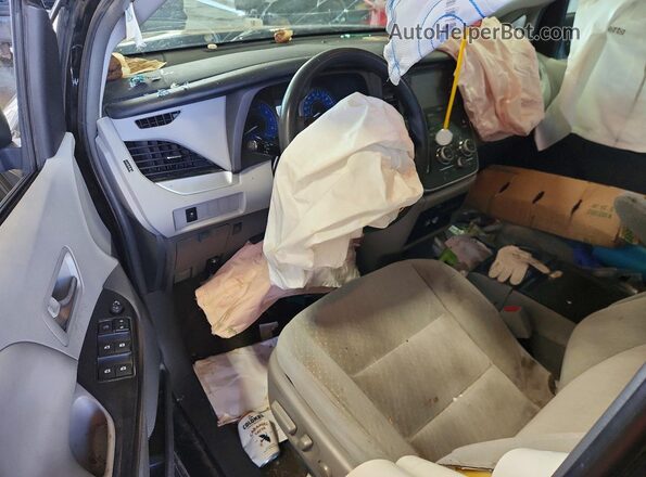 5TDKZ3DC0JS962060 2018 TOYOTA SIENNA Black Widok deski rozdzielczej
