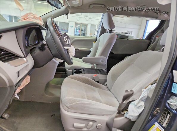 5TDKZ3DC1JS923607 2018 TOYOTA SIENNA Синий Вид салона спереди
