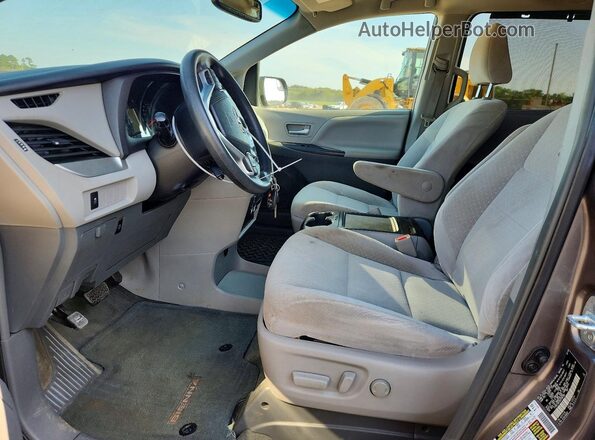 5TDKZ3DC5HS796788 2017 TOYOTA SIENNA Gray Vista interior delantera