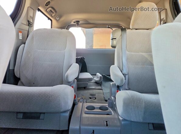 5TDKZ3DC5HS796788 2017 TOYOTA SIENNA Gray Vista de los asientos traseros