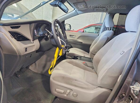 5TDKZ3DC6JS911338 2018 TOYOTA SIENNA Серый Вид салона спереди