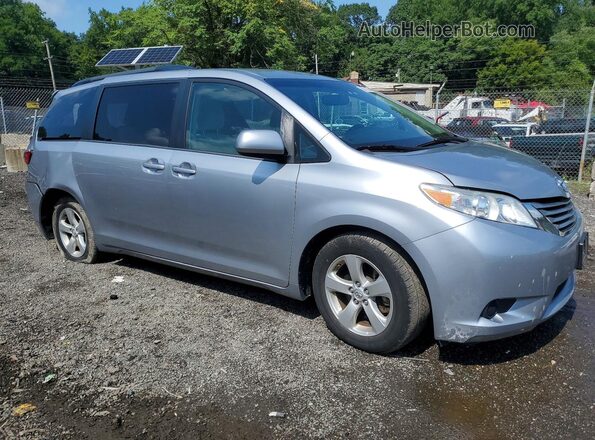 5TDKZ3DC9HS899213 2017 TOYOTA SIENNA Silver Front right