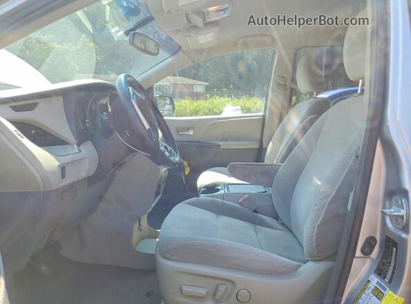 5TDKZ3DC9HS899213 2017 TOYOTA SIENNA Silver Front interior view