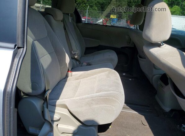 5TDKZ3DC9HS899213 2017 TOYOTA SIENNA Silver Rear seats view