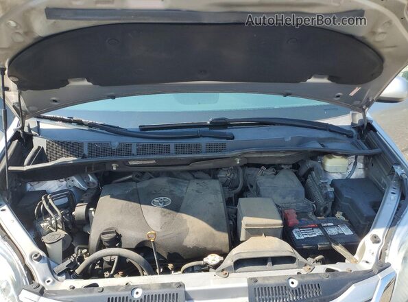 5TDKZ3DC9HS899213 2017 TOYOTA SIENNA Silver Rear interior view