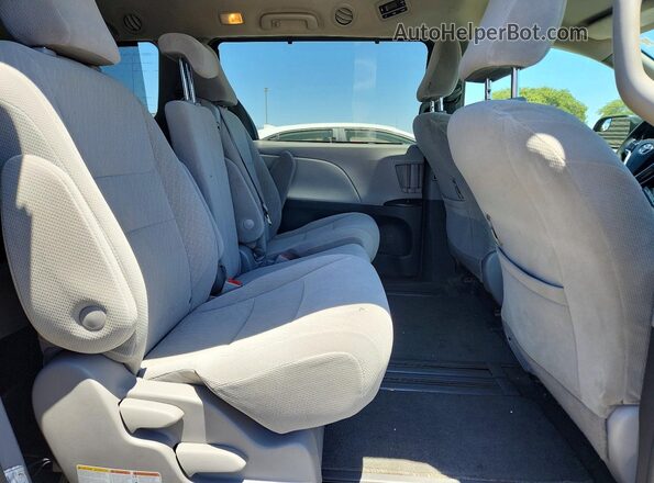 5TDKZ3DC9JS928103 2018 TOYOTA SIENNA Gray Widok wnętrza z tyłu