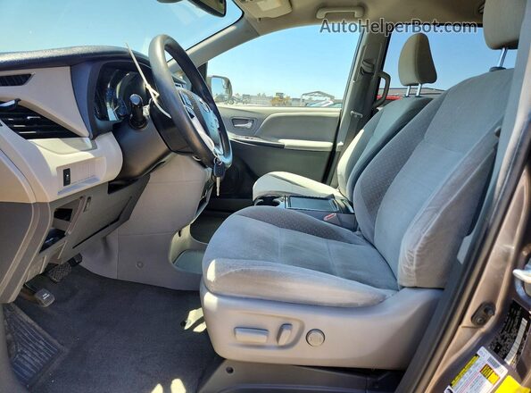 5TDKZ3DC9JS928103 2018 TOYOTA SIENNA Gray Widok wnętrza z przodu