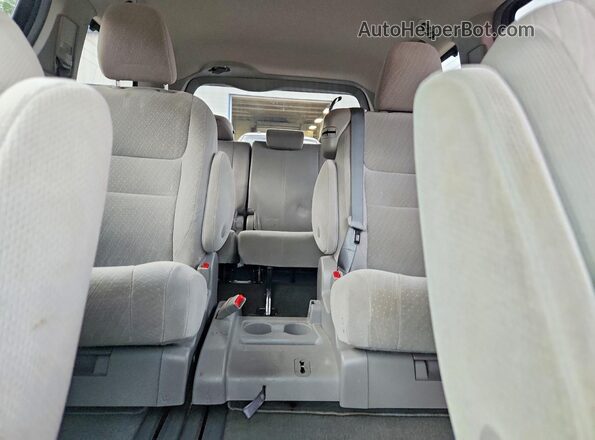 5TDKZ3DC9JS951042 2018 TOYOTA SIENNA Gray Widok tylnych siedzeń