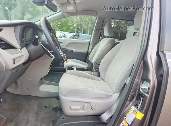 5TDKZ3DC9JS951042 2018 TOYOTA SIENNA Gray Widok wnętrza z przodu