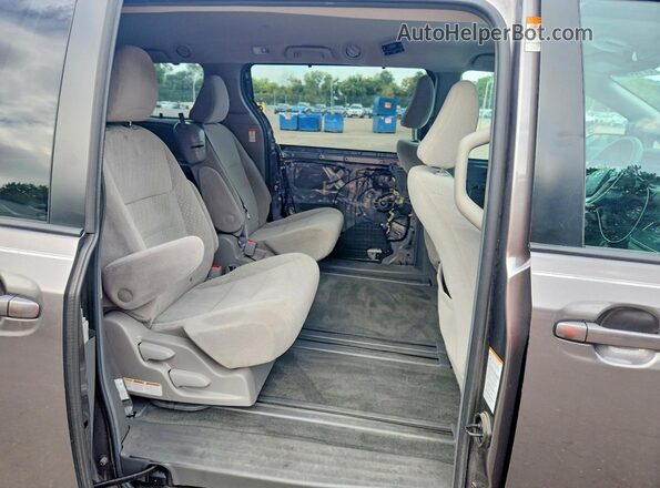 5TDKZ3DC9JS951042 2018 TOYOTA SIENNA Gray Widok wnętrza z tyłu