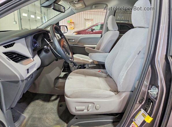 5TDKZ3DCXJS928532 2018 TOYOTA SIENNA Gray Widok wnętrza z przodu