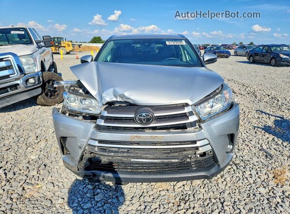 5TDKZRFH0JS279464 2018 TOYOTA HIGHLANDER Silver Widok z przodu