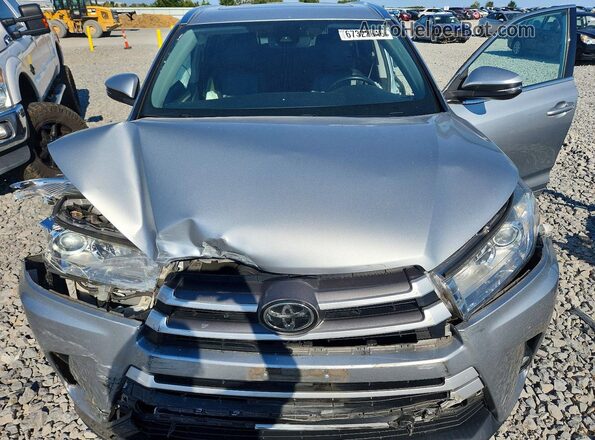 5TDKZRFH0JS279464 2018 TOYOTA HIGHLANDER Silver Widok komory silnika