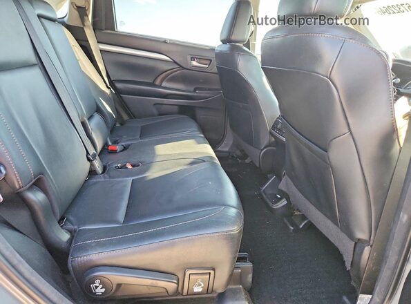 5TDKZRFH0JS279464 2018 TOYOTA HIGHLANDER Silver Widok wnętrza z tyłu