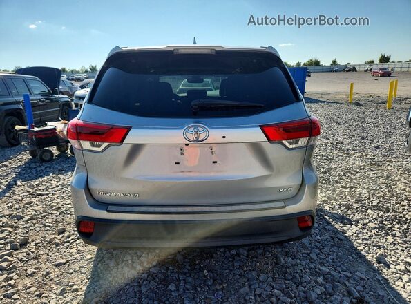 5TDKZRFH0JS279464 2018 TOYOTA HIGHLANDER Silver Widok z tyłu