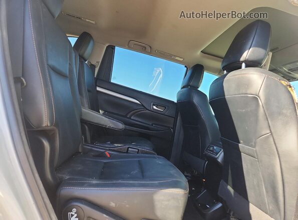 5TDKZRFH1HS515002 2017 TOYOTA HIGHLANDER White Widok wnętrza z tyłu
