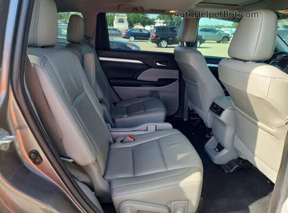 5TDKZRFH6JS542945 2018 TOYOTA HIGHLANDER Charcoal Rear interior view