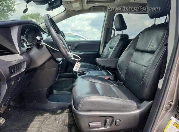 5TDXZ3DC7JS960988 2018 TOYOTA SIENNA Gray Вид салону спереду
