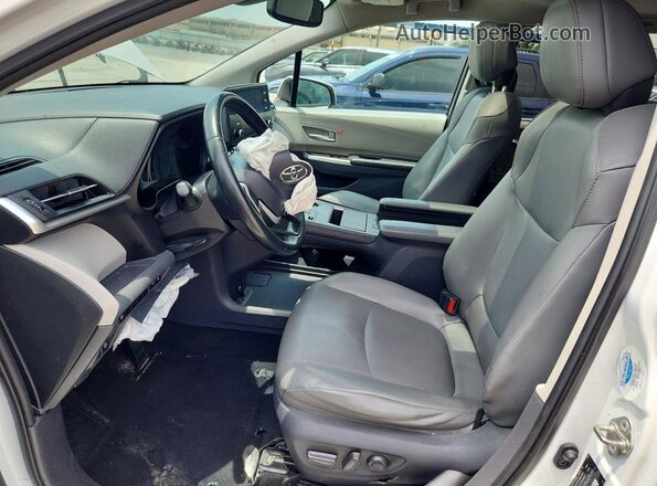 5TDYRKEC0MS002728 2021 TOYOTA SIENNA White Front interior view