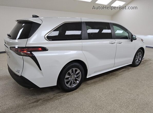 5TDYRKEC8RS187747 2024 TOYOTA SIENNA White 
