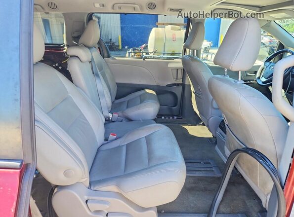 5TDYZ3DC5JS939982 2018 TOYOTA SIENNA Burgundy Widok wnętrza z tyłu