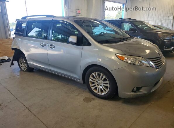 5TDYZ3DC6HS797314 2017 TOYOTA SIENNA Silver Front right