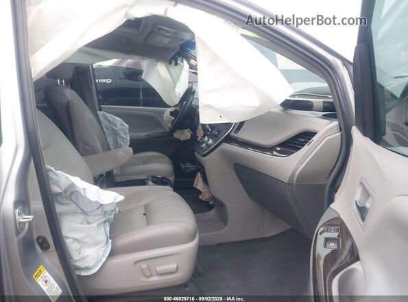 5TDYZ3DC6HS844227 2017 TOYOTA SIENNA Серебряный Вид салона спереди