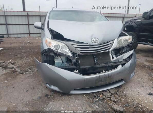 5TDYZ3DC6HS844227 2017 TOYOTA SIENNA Серебряный Вид спереди