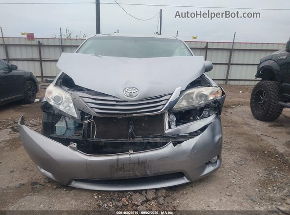 5TDYZ3DC6HS844227 2017 TOYOTA SIENNA Серебряный Вид щитка приборов