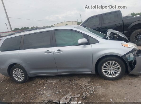 5TDYZ3DC6HS844227 2017 TOYOTA SIENNA Серебряный Вид задней части салона