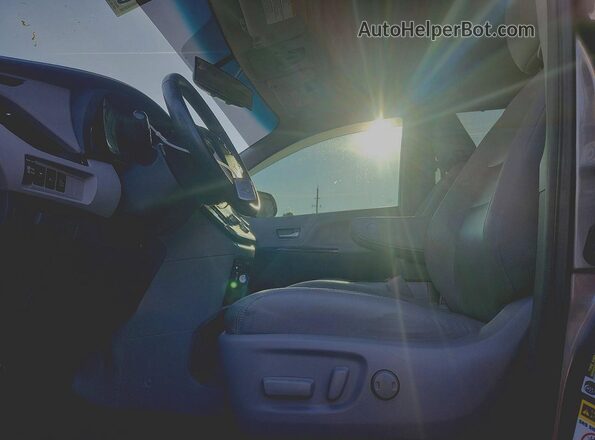 5TDYZ3DCXHS797378 2017 TOYOTA SIENNA Серый Вид салона спереди
