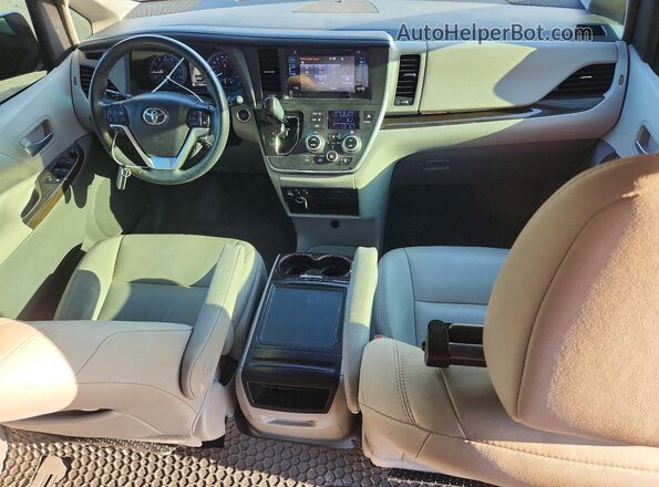 5TDYZ3DCXHS797378 2017 TOYOTA SIENNA Серый Вид панели приборов