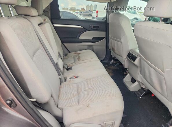 5TDZARFH6JS035338 2018 TOYOTA HIGHLANDER Charcoal Widok wnętrza z tyłu