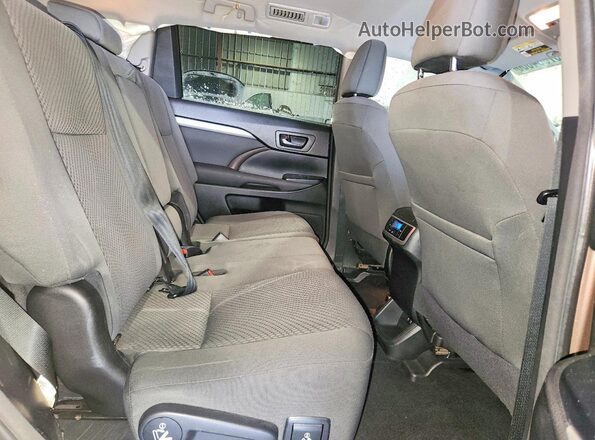 5TDZARFH8JS037852 2018 TOYOTA HIGHLANDER Tan Rear interior view