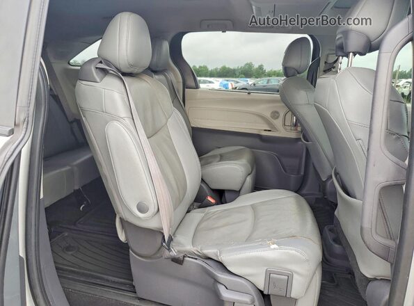 5TDZRKEC7MS005551 2021 TOYOTA SIENNA Silver Սալոնի հետևի տեսք