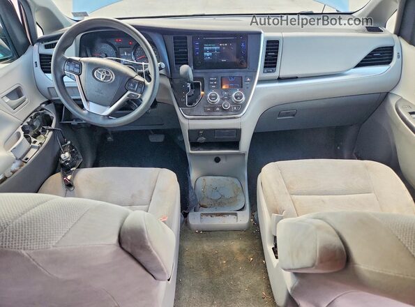 5TDZZ3DC7HS838750 2017 TOYOTA SIENNA Серебряный Вид панели приборов
