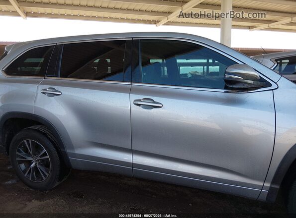 5TDZZRFH3JS236736 2018 TOYOTA HIGHLANDER Серебряный Вид задней части салона