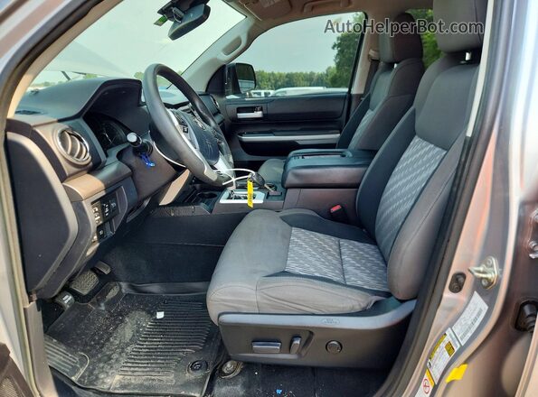 5TFRM5F17KX137066 2019 TOYOTA TUNDRA Silver Widok wnętrza z przodu