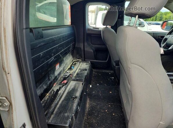 5TFRX5GN1GX059609 2016 TOYOTA TACOMA White Rear seats view