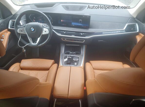 5UX23EM02R9S54386 2024 BMW X7 White Առջևի վահանակի տեսք