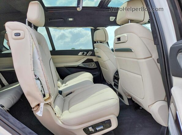 5UX23EM07S9W54448 2025 BMW X7 White Widok wnętrza z tyłu